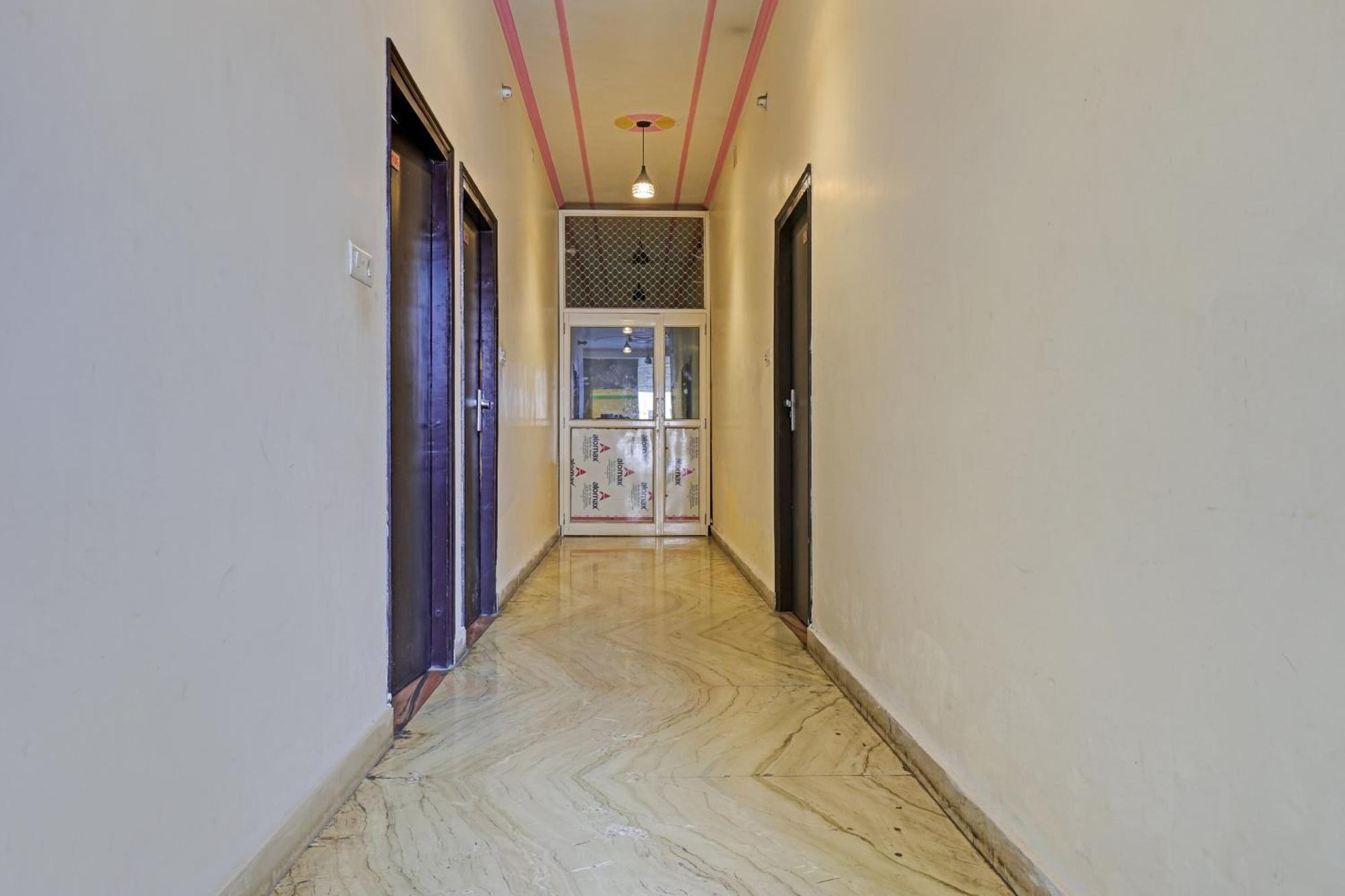Spot On 81167 Hotel Asdr Rudrapur Екстер'єр фото